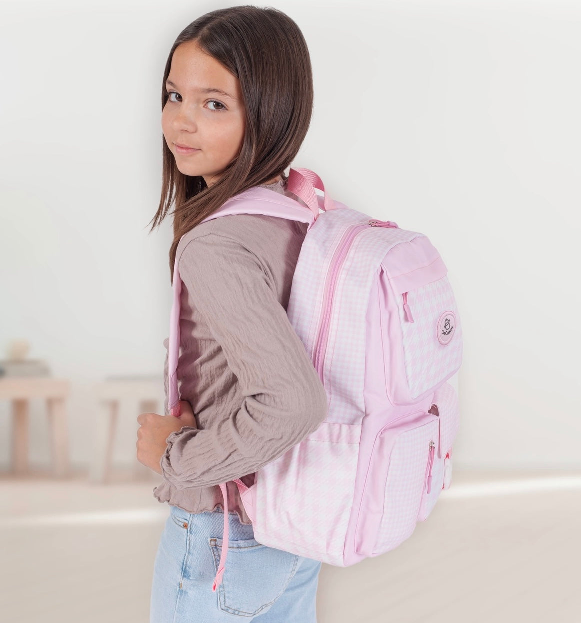 Kinderrucksack rosa, Seitenansicht mit Mädchen